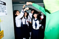 新しい学校のリーダーズとダンサー・Macoto扮するエイリアン。（Photo by usamiryo）