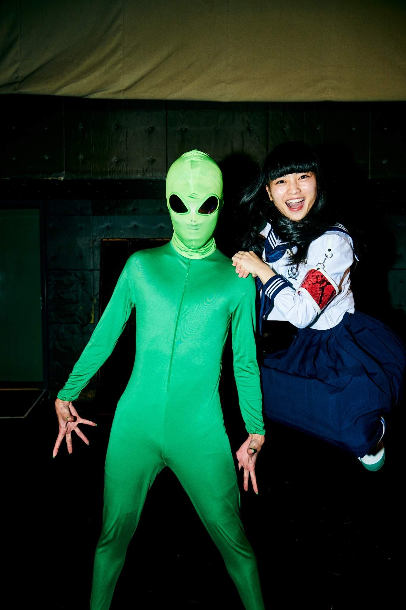 ダンサー・Macoto扮するエイリアンとMIZYU。（Photo by usamiryo）