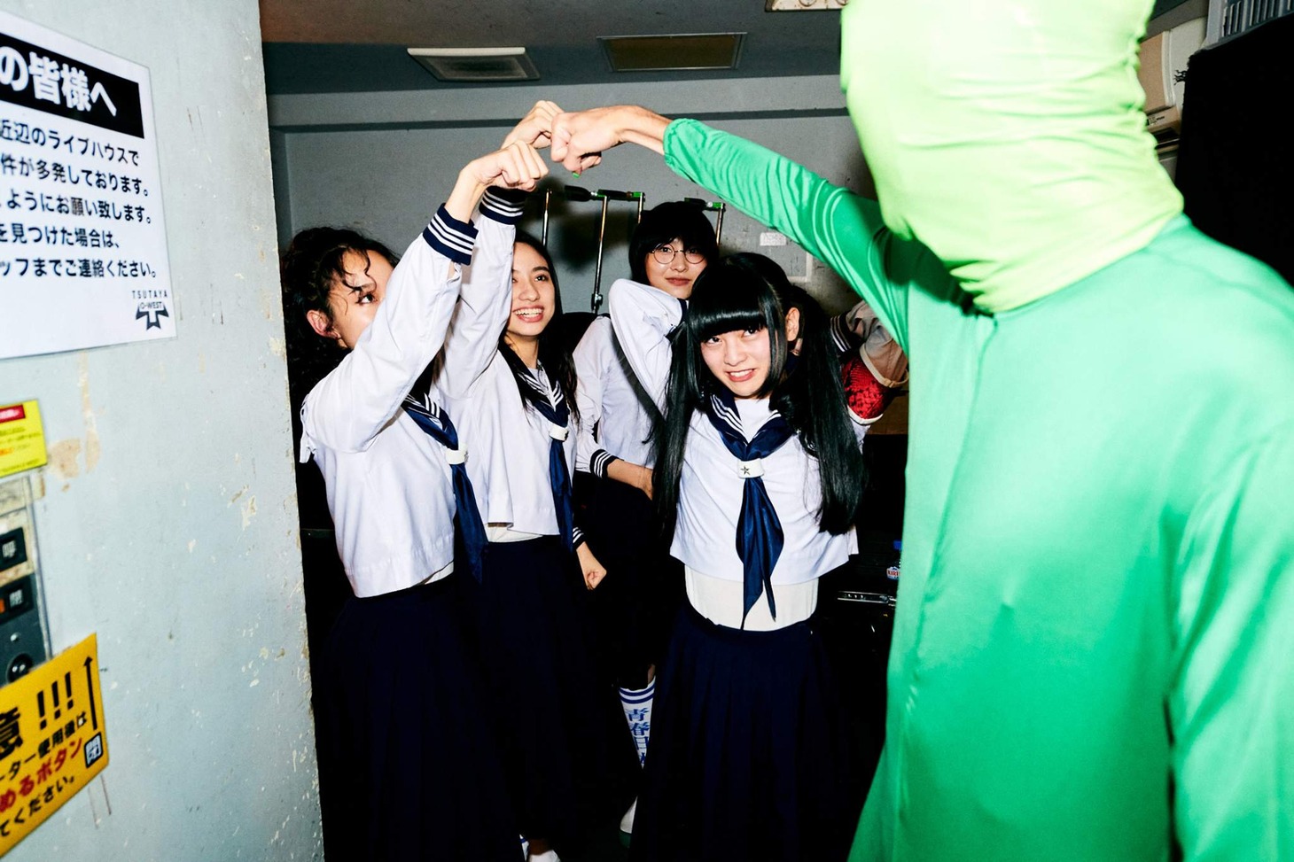 新しい学校のリーダーズとダンサー・Macoto扮するエイリアン。（Photo by usamiryo）