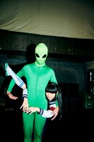 ダンサー・Macoto扮するエイリアンとMIZYU。（Photo by usamiryo）