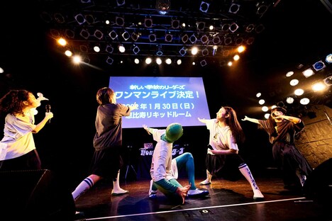 ワンマンライブ開催を告知する新しい学校のリーダーズ。（Photo by usamiryo）
