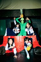 新しい学校のリーダーズとダンサー・Macoto扮するエイリアン。（Photo by usamiryo）