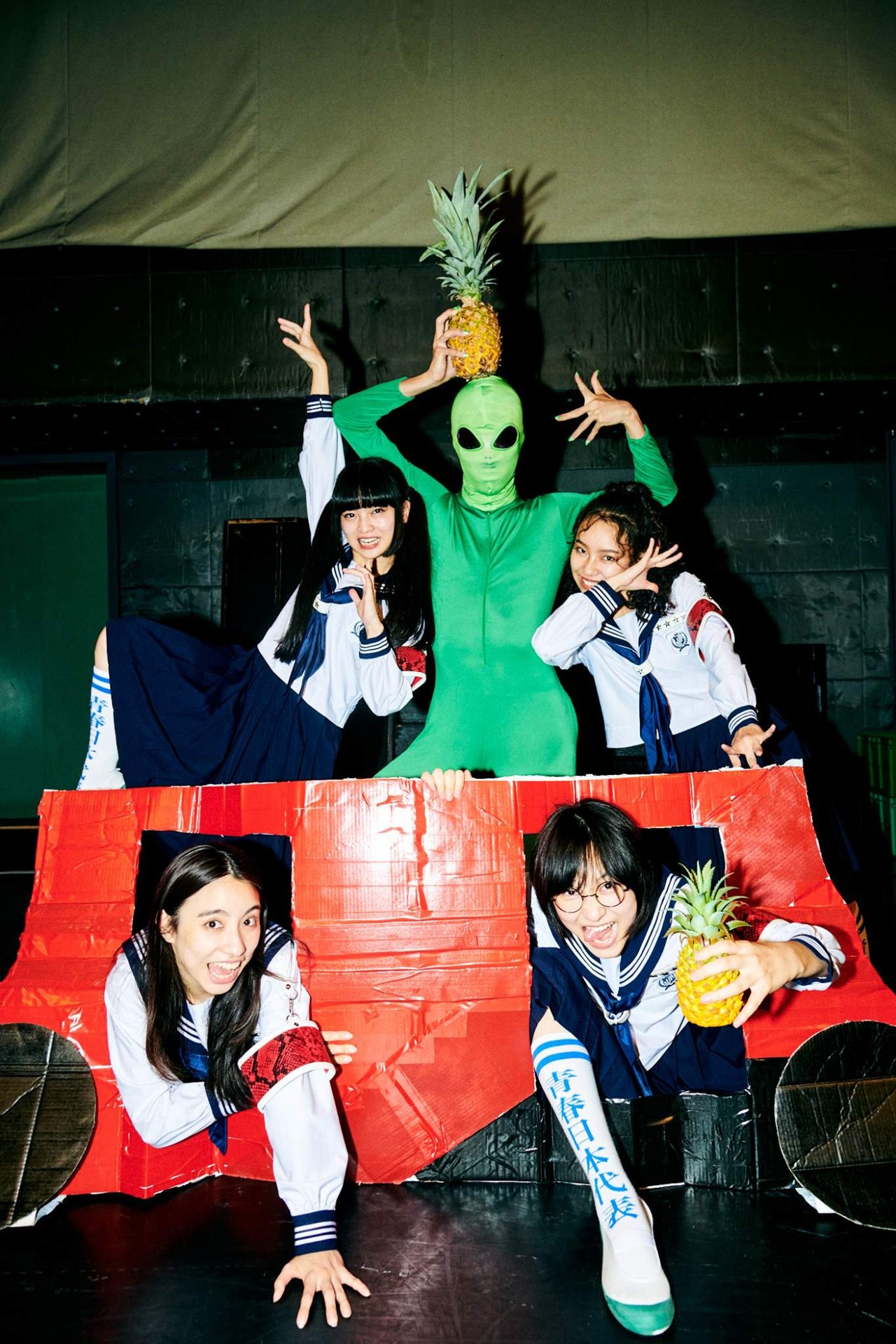 新しい学校のリーダーズとダンサー・Macoto扮するエイリアン。（Photo by usamiryo）