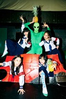 新しい学校のリーダーズとダンサー・Macoto扮するエイリアン。（Photo by usamiryo）