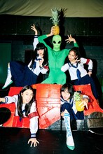 新しい学校のリーダーズとダンサー・Macoto扮するエイリアン。（Photo by usamiryo）