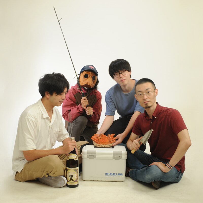 家主。左から谷江俊岳(Vo, G)、田中ヤコブ(Vo, G)、田中悠平(Vo, B)、岡本成央(Dr, Cho)。
