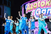 「アザトカワイイ」を披露する日向坂46。（撮影：上山陽介）