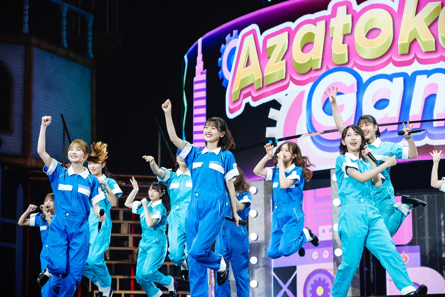 「アザトカワイイ」を披露する日向坂46。（撮影：上山陽介）