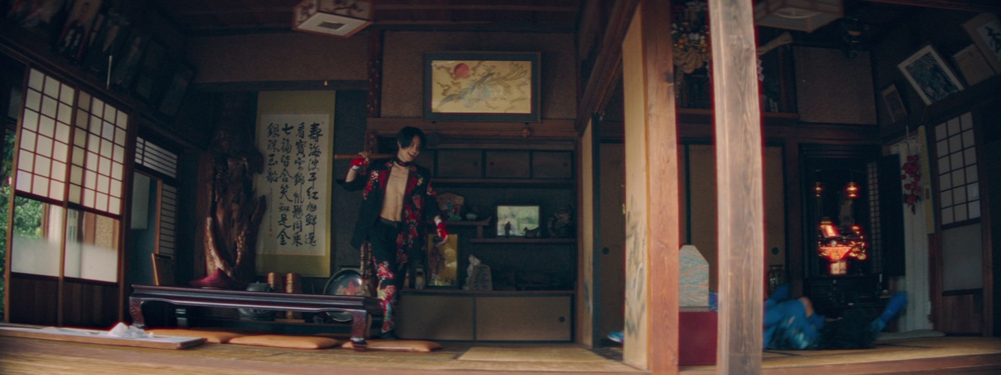 女王蜂「KING BITCH」ミュージックビデオより。