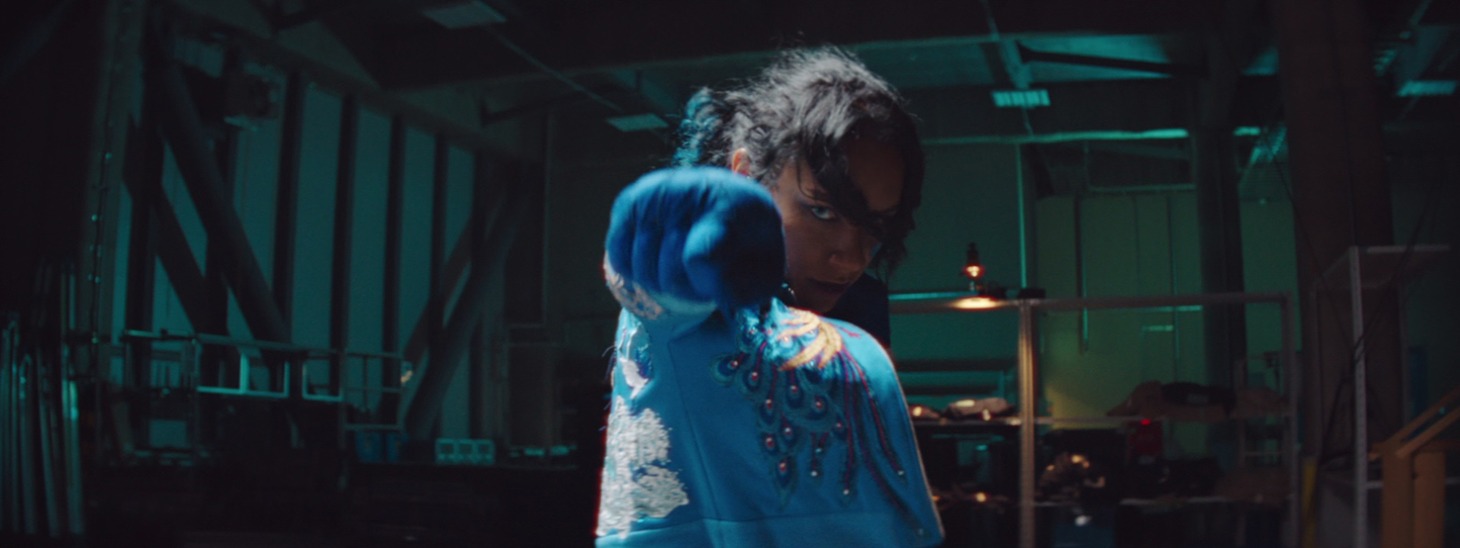 女王蜂「KING BITCH」ミュージックビデオより。