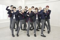 人気画像5位は「INIのバラエティリーダーは誰？テレビ初の冠特番でムチャぶりに対応『やっぱりINIって面白いグループ』」より、「Rocketeer」ポーズを披露するINI。