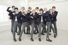 「Rocketeer」ポーズを披露するINI。