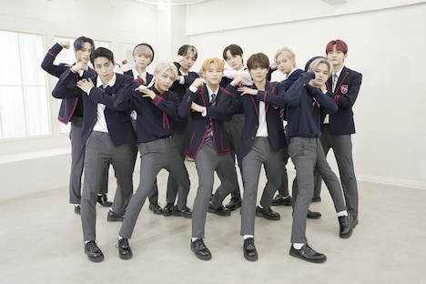 「Rocketeer」ポーズを披露するINI。