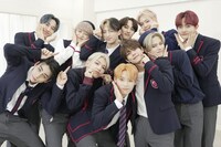 人気画像1位は「INIのバラエティリーダーは誰？テレビ初の冠特番でムチャぶりに対応『やっぱりINIって面白いグループ』」より、「自分が思う“一番かわいいポーズ”をお願いします」というリクエストに応じるINI。