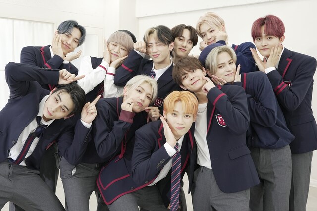 人気画像1位は「INIのバラエティリーダーは誰？テレビ初の冠特番でムチャぶりに対応『やっぱりINIって面白いグループ』」より、「自分が思う“一番かわいいポーズ”をお願いします」というリクエストに応じるINI。