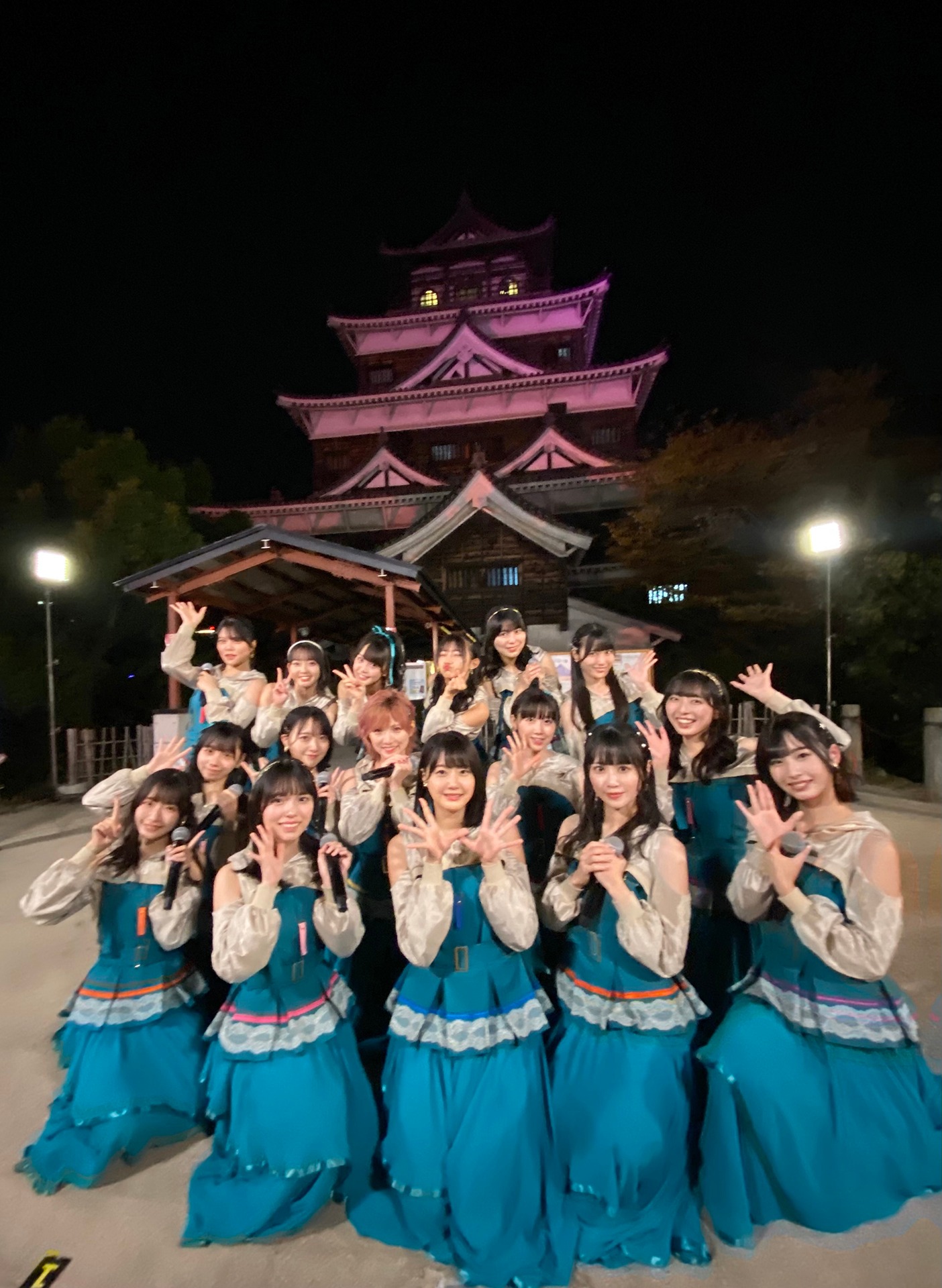 ライトアップされた広島・広島城天守閣を前にパフォーマンスを披露したSTU48。(c)STU48