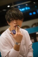 「THEオーラルシガレッツ」をくわえる山中拓也（Vo, G / THE ORAL CIGARETTES）。