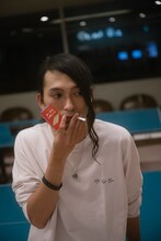 「THEオーラルシガレッツ」をくわえる鈴木重伸（G / THE ORAL CIGARETTES）。