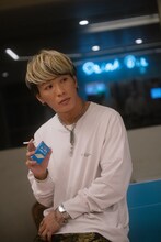 「THEオーラルシガレッツ」を持ったあきらかにあきら（B, Cho / THE ORAL CIGARETTES）。