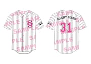 「SILENT SIREN PREMIUM BOX~11年分詰め込みました~」に同梱されるベースボールユニフォームのサンプル画像。