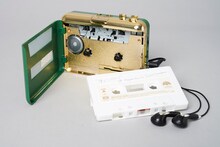 東京事変「総合」の特典「MOONWALKマン」と「噂のミックステープ」。