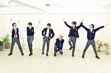 「チーム対抗！ポーズ合わせゲーム」に挑むINIの“弟チーム”。