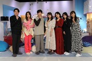 左から吉村崇（平成ノブシコブシ）、夏菜、DJ 松永（Creepy Nuts）、田村保乃（櫻坂46）、佐々木莉佳子（アンジュルム）、紺野彩夏、鈴木ゆうか。(c)テレビ朝日