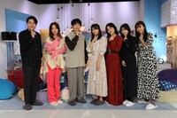左から吉村崇（平成ノブシコブシ）、夏菜、DJ 松永（Creepy Nuts）、田村保乃（櫻坂46）、佐々木莉佳子（アンジュルム）、紺野彩夏、鈴木ゆうか。(c)テレビ朝日