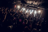 NILKLYのパフォーマンスの様子。（撮影：乙羽）