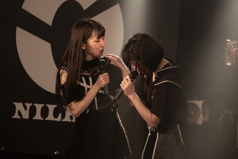 左から伊吹咲蘭、小林潤。（撮影：乙羽）