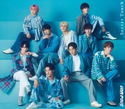 淡いブルーの衣装まとったSnow Manがさりげなく触れ合う、新作ジャケット公開