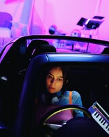 マイカ・ルブテ「Zenbu Dreaming」ミュージックビデオより。