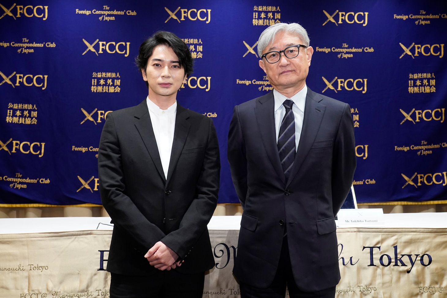 左から松本潤、堤幸彦監督。