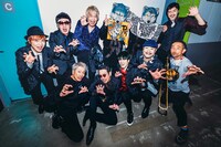 東京スカパラダイスオーケストラとMAN WITH A MISSIONのTokyo Tanaka、Jean-Ken Johnny。（撮影：勝永裕介）