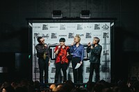 舞台転換中にサテライトステージでトークする（左から）川上つよし、加藤隆志、茂木欣一、大森はじめ。（撮影：勝永裕介）