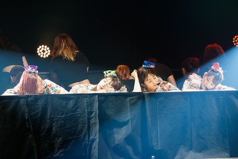 「ラリラリホー」を披露するTEAM SHACHI。