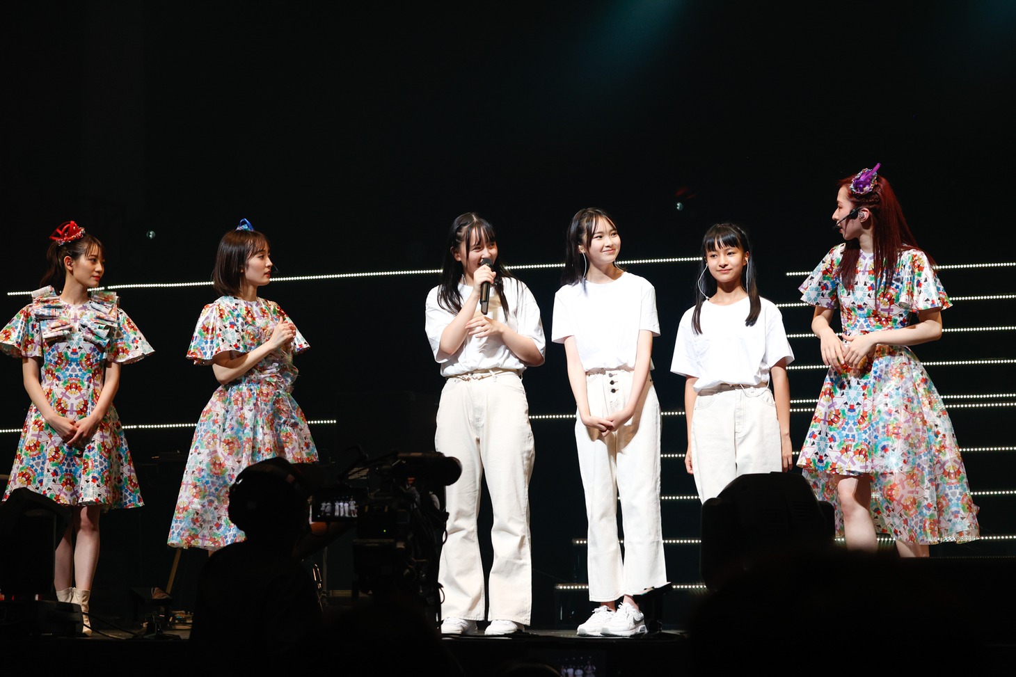 左から秋本帆華、咲良菜緒、下村星奈、久保歌恋、遠山姫禾、大黒柚姫