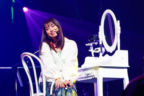 「Bunny」を披露する坂本遥奈。