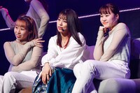 「Bunny」を披露する坂本遥奈（中央）。