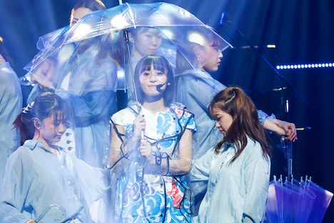 「One way LOVE…?」を披露する咲良菜緒。