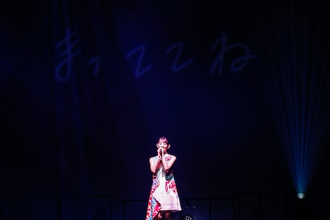 「まってるね」を歌う秋本帆華。