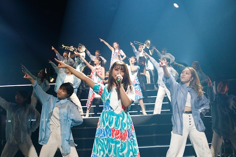 TEAM SHACHI「OVER THE HORIZON～はちゃめちゃ！パシフィコ！～」の様子。