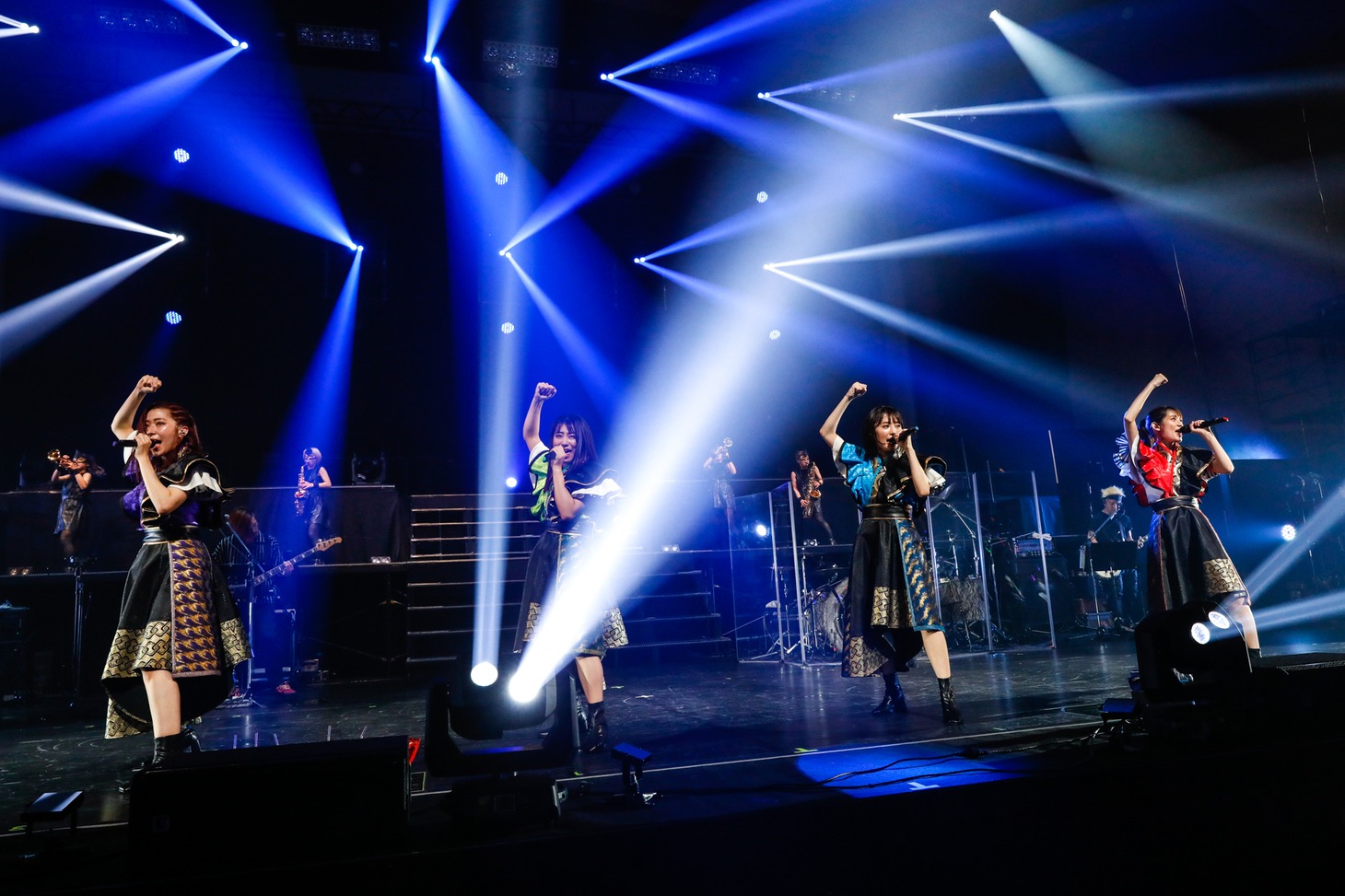 TEAM SHACHI「OVER THE HORIZON～はちゃめちゃ！パシフィコ！～」の様子。