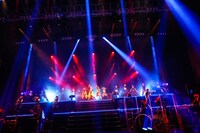 TEAM SHACHI「OVER THE HORIZON～はちゃめちゃ！パシフィコ！～」の様子。