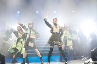 「HORIZON」を披露するTEAM SHACHI。