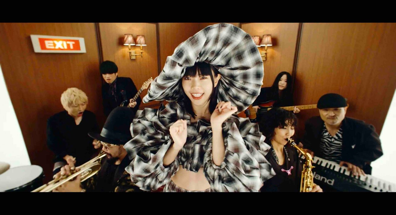 アイナ・ジ・エンド「ZOKINGDOG」MVより。