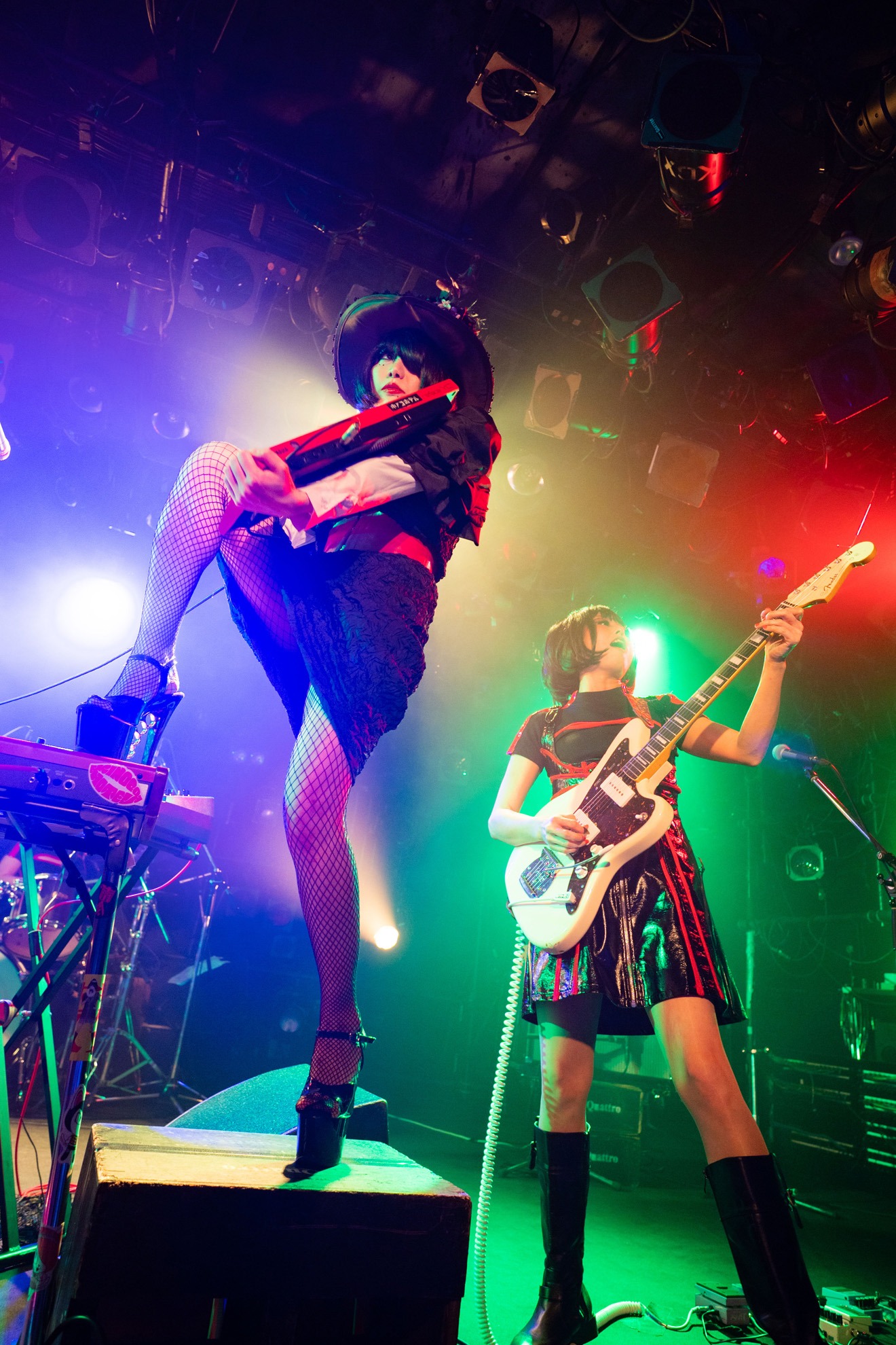 キノコホテル「サロン・ド・キノコ～公然密会中毒」東京・渋谷CLUB QUATTRO公演の様子。（撮影：大参久人）