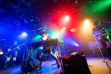 キノコホテル「サロン・ド・キノコ～公然密会中毒」東京・渋谷CLUB QUATTRO公演の様子。（撮影：大参久人）