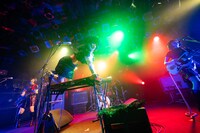 キノコホテル「サロン・ド・キノコ～公然密会中毒」東京・渋谷CLUB QUATTRO公演の様子。（撮影：大参久人）