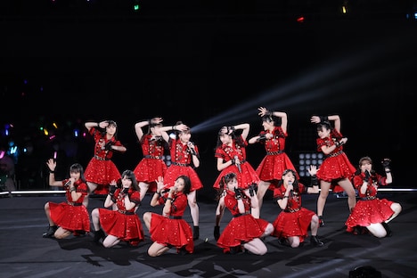 12人で息の合ったパフォーマンスを見せるつばきファクトリー。